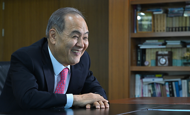 김성집 베이스 회장이 8일 여의도에 위치한 자신의 집무실에서 헤럴드경제와 인터뷰를 하고 있다. 임세준 기자