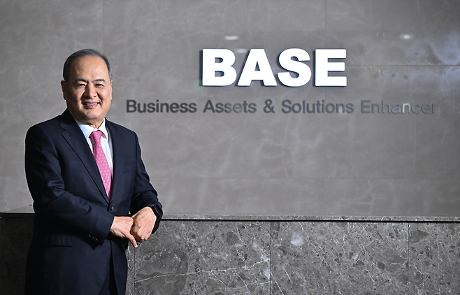 김성집 베이스 회장이 8일 여의도에 위치한 자신의 집무실에서 헤럴드경제와 인터뷰를 하고 있다. 임세준 기자