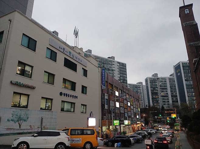 서울 관악구 현대아파트 단지로 들어서는 관악로40길 모습. 사진 내 오른쪽에 있는 봉천14구역에 최고 27층 아파트가 들어서기 위한 재개발 사업이 진행 중이다. 김희량 기자