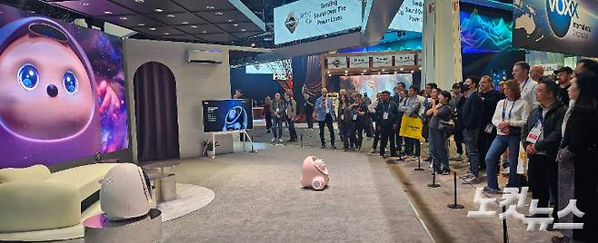 7일(현지시간) 개막한 'CES 2025'의 TCL 전시관에 마련된 AI로봇 에이미 시연장을 참관객 수십명이 지켜보고 있다. 김수영 기자