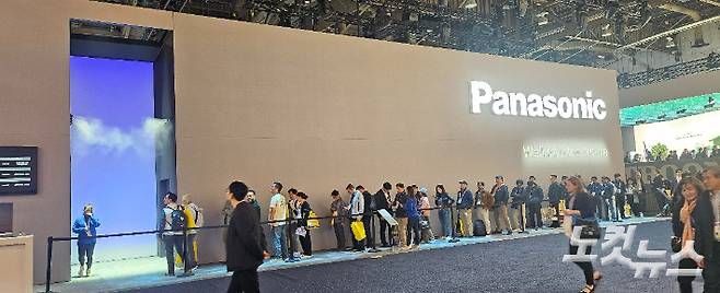 7일(현지시간) 개막한 'CES 2025'의 파나소닉 전시관에 입장하기 위한 참관객들의 행렬이 이어지고 있다. 김수영 기자