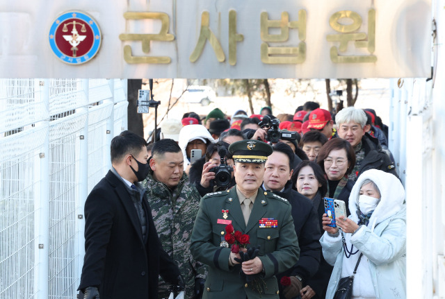 ▲해병대 채모 상병 순직 사건 관련 항명 및 상관명예훼손 혐의로 기소된 박정훈 전 해병대 수사단장(대령)이 9일 오전 서울 용산구 국방부 군사법원에서 열린 1심에서 무죄를 선고받은 뒤 나서고 있다. ⓒ연합뉴스