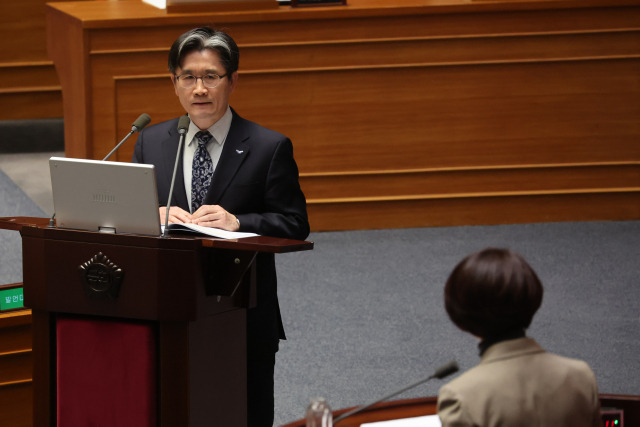 ▲오동운 고위공직자범죄수사처장이 9일 오후 국회 본회의에서 '윤석열 대통령 위헌적 비상계엄 선포 내란혐의' 관련 긴급현안질문에 답하고 있다. ⓒ연합뉴스