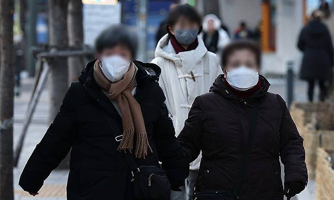 7일 서울 종로구 광화문네거리에서 시민들이 마스크를 쓴 채 발걸음을 옮기고 있다. 뉴스1