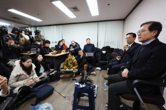 윤갑근(오른쪽), 석동현 변호사 등 윤석열 대통령 대리인단이 9일 오후 서울 서초구 석동현 변호사 사무실에서 외신기자 대상 기자회견을 하고 있다. 연합뉴스