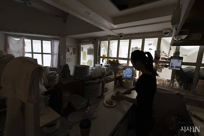 서울 영등포구에서 요리 주점을 운영하는 나혜림씨. 점심을 거르고 영업 준비를 하고 있다. ⓒ시사IN 이명익