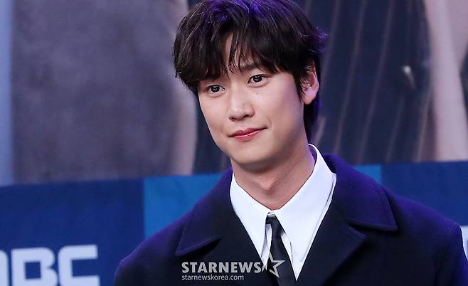 배우 나인우가 9일 오후 서울 마포구 상암동 MBC사옥에서 진행된 금토드라마 '모텔 캘리포니아' 제작발표회에 참석해 포즈를 취하고 있다.  '모텔 캘리포니아'는 시골의 모텔에서 태어나 모텔에서 자란 지강희(이세영 분)가 12년 전 도망친 고향에서 첫사랑 천연수(나인우 분)과 재회하며 겪는 우여곡절 첫사랑 리모델링 로맨스. 2019년 심윤서 작가의 인기 소설 '홈, 비터 홈'을 원작으로 한다. 오는 10일 첫 방송. 2025.01.09 /사진=김창현 chmt@