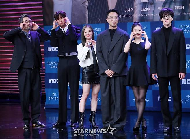 김형민 PD(왼쪽 네번째), 배우 최민수, 나인우, 이세영, 최희진, 김태형이 9일 오후 서울 마포구 상암동 MBC사옥에서 진행된 금토드라마 '모텔 캘리포니아' 제작발표회에 참석해 포즈를 취하고 있다.  '모텔 캘리포니아'는 시골의 모텔에서 태어나 모텔에서 자란 지강희(이세영 분)가 12년 전 도망친 고향에서 첫사랑 천연수(나인우 분)과 재회하며 겪는 우여곡절 첫사랑 리모델링 로맨스. 2019년 심윤서 작가의 인기 소설 '홈, 비터 홈'을 원작으로 한다. 오는 10일 첫 방송. 2025.01.09 /사진=김창현 chmt@