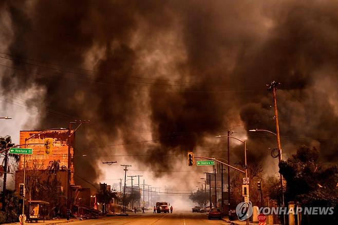 연기로 뒤덮인 LA 8일(현지시간) LA 이튼 지역의 상점가가 화재로 인한 연기에 뒤덮여 있다. [AFP=연합뉴스]