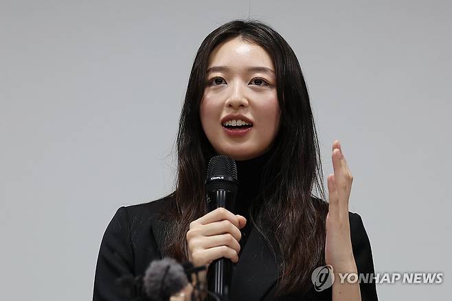 JMS 정명석 17년형 선고 관련 소회 밝히는 메이플 (서울=연합뉴스) 임화영 기자 = 기독교복음선교회(통칭 JMS) 총재 정명석의 여신도 성폭행 피해자인 메이플 씨가 9일 오후 서울 서초구 한국콘퍼런스센터에서 열린 정명석에 대한 대법원 17년형 선고 관련 기자간담회에서 소회를 밝히고 있다. 2025.1.9 hwayoung7@yna.co.kr