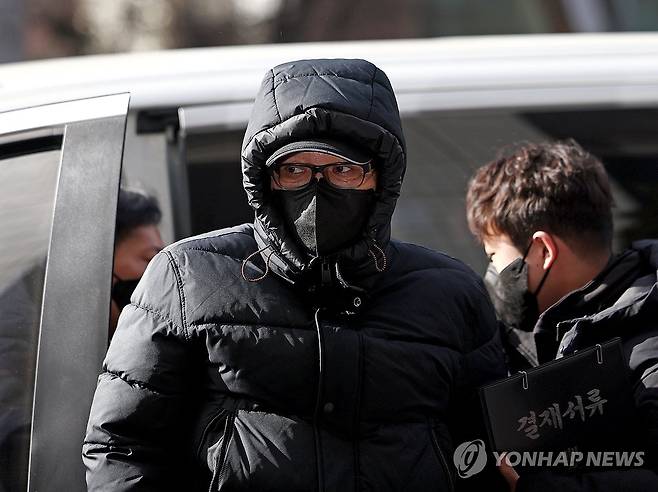 영장실질심사 출석하는 '건진법사' 전성배 (서울=연합뉴스) 류영석 기자 = 2018년 지방선거 당시 공천을 받게 해주겠다며 거액을 수수한 혐의를 받는 무속인 '건진법사' 전성배씨가 9일 오후 서울 양천구 서울남부지방법원에서 열린 구속 전 피의자 심문(영장실질심사)에 출석하고 있다. 2025.1.9 ondol@yna.co.kr