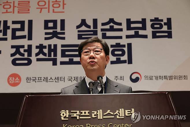 인사말 하는 노연홍 의료개혁특별위원회 위원장 (서울=연합뉴스) 이정훈 기자 = 노연홍 의료개혁특별위원회 위원장이 9일 서울 중구 한국프레스센터에서 열린 의료체계 정상화를 위한 비급여 관리 및 실손보험 개혁방안 정책토론회에서 인사말을 하고 있다. 2025.1.9 uwg806@yna.co.kr