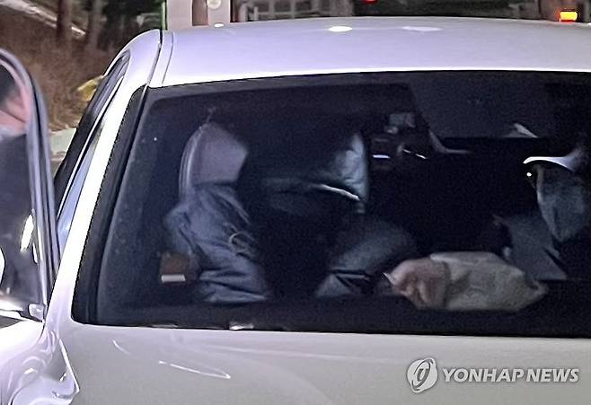 남부구치소에서 나온 '건진법사' 전성배 씨 (서울=연합뉴스) 최윤선 기자 = 2018년 지방선거 예비 후보자로부터 불법 정치자금을 수수한 혐의를 받는 '건진법사' 전성배 씨가 9일 오후 구속영장이 기각된 직후 서울 구로구 남부구치소를 나와 차량에 탑승하고 있다. 2025.1.9 ysc@yna.co.kr