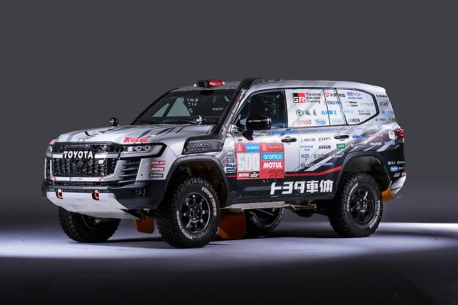 랜드 크루저 300 GR SPORT 다카르 랠리 2025 출전 사양 차량