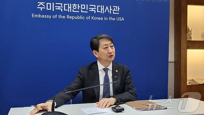안덕근 산업통상자원부 장관이 9일(현지시간) 미국 워싱턴DC 소재 주미한국대사관에서 연 기자간담회에서 질문에 답하고 있다.