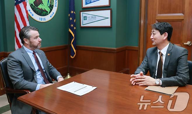 안덕근 산업통상자원부 장관이 8일(현지시간) 미국 워싱턴 D.C. 의회 집무실에서 토드 영 상원의원과 면담을 하고 있다. (산업통상자원부 제공) 2025.1.9/뉴스1
