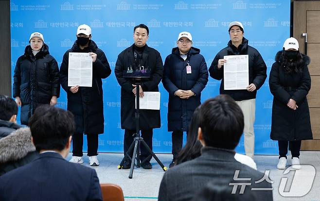 김정현 반공청년단 단장과 단원들이 9일 서울 여의도 국회 소통관에서 반공청년단 출범 기자회견을 한 뒤 취재진 질의에 답하고 있다. 최근 윤석열 대통령 관저 인근에서 하얀 헬멧을 쓰고 관저 사수 시위를 벌인 이들은 "백골단은 반공청년단의 예하 조직＂이라며 ＂윤 대통령을 지키고 대한민국 헌정 질서를 수호하기 위해 노력을 다할 것＂이라고 밝혔다. 2025.1.9/뉴스1 ⓒ News1 안은나 기자