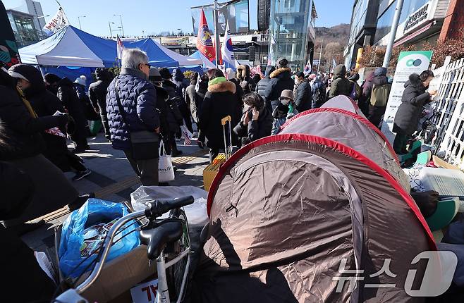 전국 대부분 지방에 한파 특보가 발효된 10일 서울 용산구 한남동 대통령 관저 인근에서 윤석열 대통령 지지자들이 탄핵 반대 집회를 하고 있다. 2025.1.10/뉴스1 ⓒ News1 김성진 기자