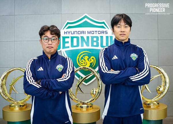 전북현대 N팀 우정하 피지컬 코치(좌)와 김광석 코치.┃전북현대