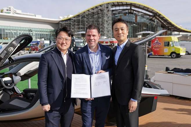 8일(현지시간) 미국 'CES 2025'에서 (오른쪽부터) 최근혁 LG에너지솔루션 마케팅 담당, 앱테라 모터스 공동 CEO인 크리스 앤서니, 씨티엔에스 권기정 대표가 MOU 체결식을 가지고 있다. 사진제공=LG에너지솔루션