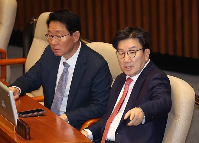 권성동(오른쪽) 국민의힘 원내대표가 9일 국회 본회의 긴급 현안 질문을 하는 국민의힘 의원에게 야당 의원들이 야유를 보내자 손가락으로 가리키고 있다. 권 원내대표 왼쪽은 김상훈 국민의힘 정책위의장. /뉴시스