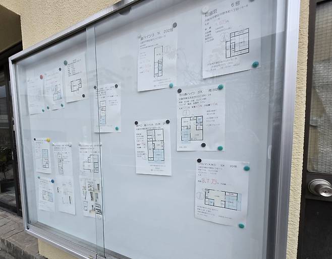 지난달 26일 일본 오사카 시내의 한 부동산 앞에 매물 정보가 게시돼 있다. /사진=김유진 기자