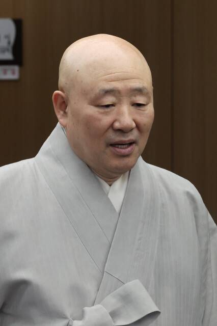 ‘윤석열 방어권 보장’ 안건 발의에 참여한 김종민 인권위원(원명 스님). 김영원 기자 forever@hani.co.kr