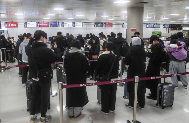 10일 오전 제주도는 올겨울 들어 가장 추운 날씨를 보인 가운데 제주국제공항에 전날 제주를 떠나지 못한 이용객들이 이른 시간부터 대기표를 구하기 위해 이동하고 있다. 뉴시스