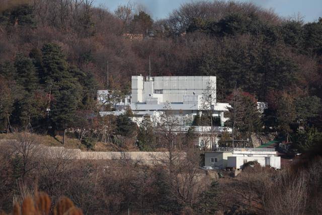 고위공직자범죄수사처의 윤석열 대통령 체포영장 2차 집행 시도를 앞둔 가운데 10일 오후 서울 용산구 한남동 대통령 관저. 연합뉴스