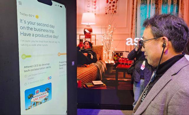 유영상 SK텔레콤 대표가 7일(현지시간) 미국 라스베이거스 컨벤션센터에서 개막한 CES 2025의 SK 전시관에서 북미 시장에 출시 예정인 AI 개인 비서 서비스 에스터를 둘러보고 있다. 라스베이거스=연합뉴스