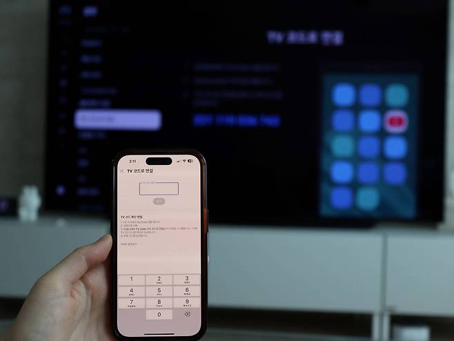 코드로 스마트폰 유튜브 앱과 TV를 연결한 모습 / 출처=IT동아
