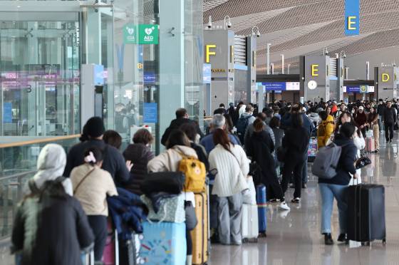 요즘 여행자보험은 항공 결항이나 지연도 보상한다. 출발 지연으로 긴 줄을 선 인천공항 이용객의 모습. [연합뉴스]