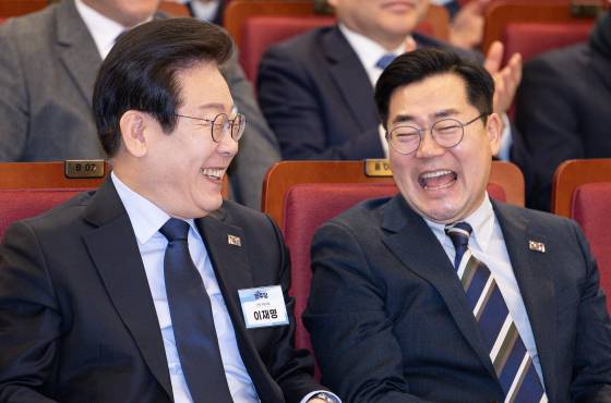 이재명 더불어민주당 대표와 박찬대 원내대표가 9일 오전 서울 여의도 국회 도서관 강당에서 열린 전국 정당 추진 특별위원회 출범식 및 협력의원단 발대식에서 미소를 짓고 있다. 뉴스1