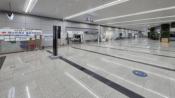 무안 제주항공 참사 열흘째인 지난 7일 오전 전남 무안국제공항 청사 1층 대합실에 구호텐트가 철거돼 한산한 모습을 보이고 있다. 황희규 기자