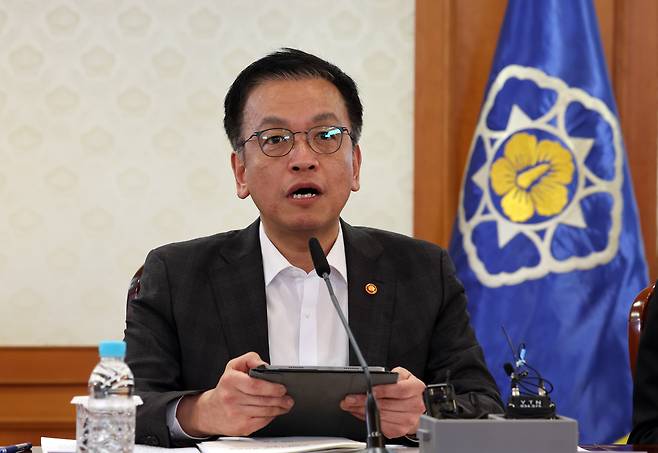 최상목 대통령 권한대행 부총리 겸 기획재정부 장관이 10일 서울 종로구 정부서울청사에서 열린 사회 1분야 주요현안 해법회의에서 머리발언을 하고 있다. 대통령실사진기자단