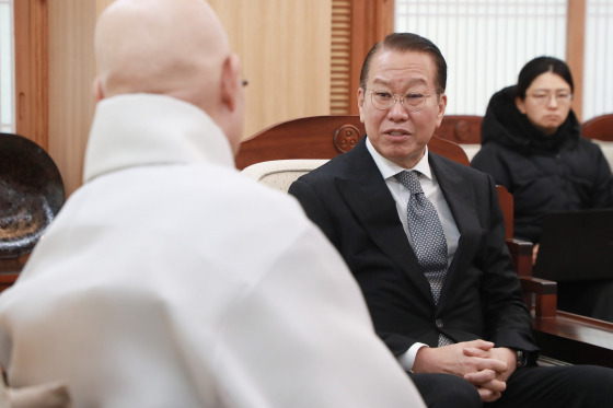 국민의힘 권영세 비상대책위원장이 10일 오전 서울 종로구 조계사에서 대한불교조계종 총무원장 진우스님을 예방해 인사말을 하고 있다. 연합뉴스