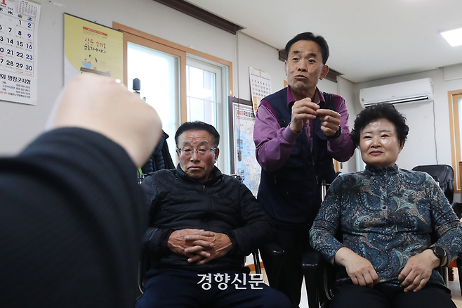 강원도 평창군 거문리 마을회관에서 26일 주민들이 혈당측정방법을 교육받고 있다. 정효진 기자