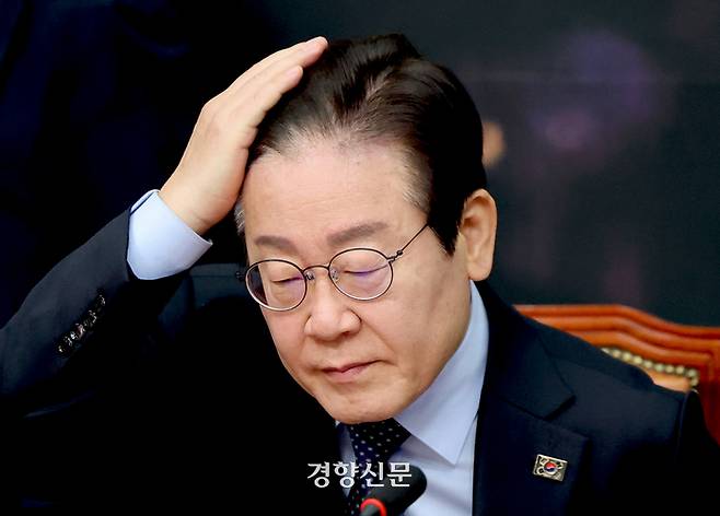 이재명더불어민주당 대표가 10일 국회에서 열린 최고위원회의에서 머리를 쓸어넘기고 있다. 박민규 선임기자
