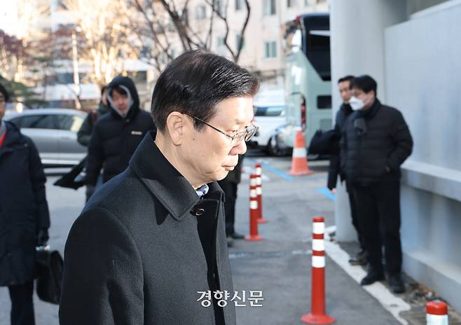 지난 3일 고위공직자범죄수사처의 대통령 윤석열 체포영장 집행을 막아 입건된 박종준 대통령 경호처장이 10일 서울 서대문구 경찰청 국가수사본부로 출석하고 있다. 정지윤 선임기자