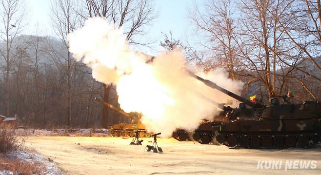 육군 7사단은 10일 강원 철원군 훈련장에서 통합화력운용 훈련을 실시했다. 훈련에서는 K-55A1 자주포와 K-77 사격지휘장갑차 3문을 비롯한 백린연막탄(WP), 고폭탄(HE) 110여 발을 목표지점에 명중시켰다.(육군 7사단 제공)