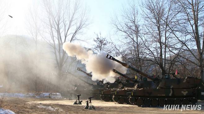 육군 7사단은 10일 강원 철원군 훈련장에서 통합화력운용 훈련을 실시했다. 훈련에서는 K-55A1 자주포와 K-77 사격지휘장갑차 3문을 비롯한 백린연막탄(WP), 고폭탄(HE) 110여 발을 목표지점에 명중시켰다.(육군 7사단)