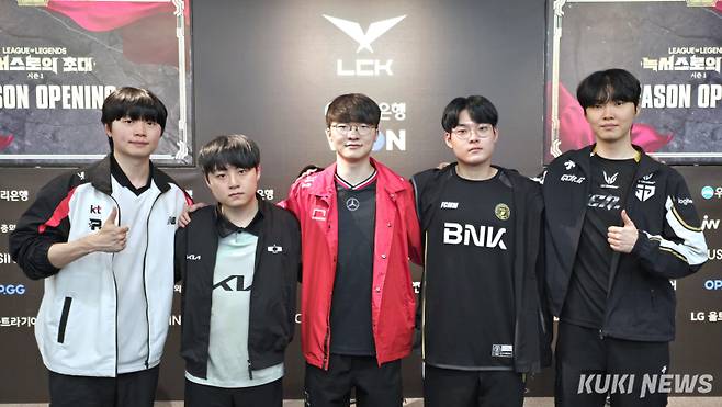 팀 미드 선수들이 10일 서울 종로구 롤파크 LCK 아레나에서 취재진과 만나 인터뷰하고 있다. 김영건 기자