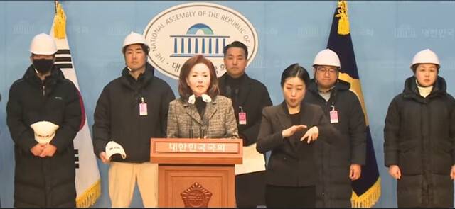 김민전(가운데) 국민의힘 의원과 윤석열 대통령 관저 사수 집회를 벌이고 있는 ‘반공청년단-백골단’이 9일 국회 소통관에서 출범 기자회견을 열고 있다. 국회 정책영상플랫폼 캡처