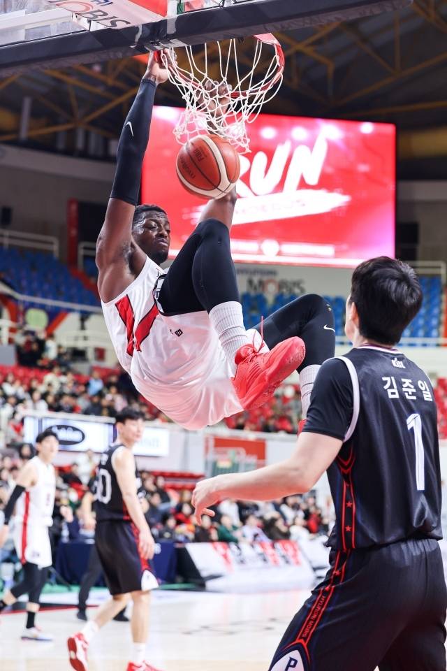 라렌은 창원 LG, 수원 kt를 거쳐 현재 정관장에서 활약 중이며 2019-20시즌에는 정규리그 득점왕 출신이기도 하다. 사진=KBL 제공