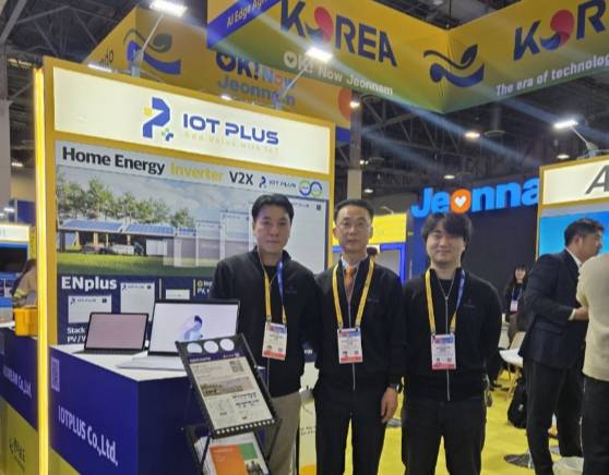 아이오티플러스 관계자들이 CES 2025에 마련된 전라남도 전시 부스에서 기념 촬영 중이다/사진제공=아이오티플러스