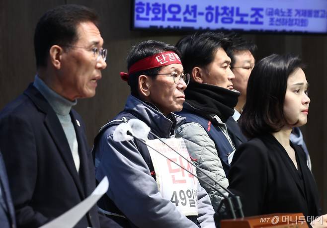 (서울=뉴스1) 김민지 기자 = 7일 오후 서울 여의도 국회 소통관에서 열린 '한화오션·하청노조(금속노조 거제통영고성 조선하청지회) 단체교섭 촉구 기자회견'에서 단식 투쟁을 벌이고 있는 강인석 금속노조 경남지부 거제통영고성 조선하청 부지회장이 자리하고 있다. 2024.1.7/뉴스1  Copyright (C) 뉴스1. All rights reserved. 무단 전재 및 재배포,  AI학습 이용 금지. /사진=(서울=뉴스1) 김민지 기자