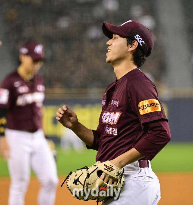 2024년 9월 11일 서울 잠실구장에서 '2024 신한 SOL Bank KBO리그, 키움 히어로즈와 LG 트윈스의 경기가 열렸다. 키움 선발투수 하영민이 6회말 1사 1.3루서 LG 문보경에게 1타점 적시타를 맞고 아쉬워하고 있다./마이데일리