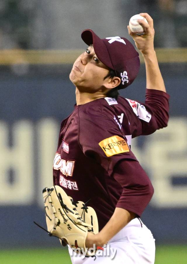 2024년 9월 11일 서울 잠실구장에서 '2024 신한 SOL Bank KBO리그, 키움 히어로즈와 LG 트윈스의 경기가 열렸다. 키움 선발투수 하영민이 역투하고 있다./마이데일리