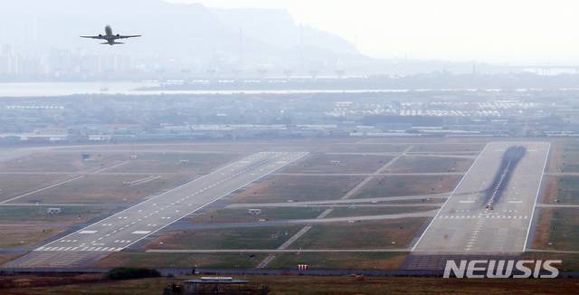 [부산=뉴시스] 하경민 기자 = 부산 김해국제공항 활주로에서 이륙하는 항공기의 모습. 2020.11.17.  yulnetphoto@newsis.com
