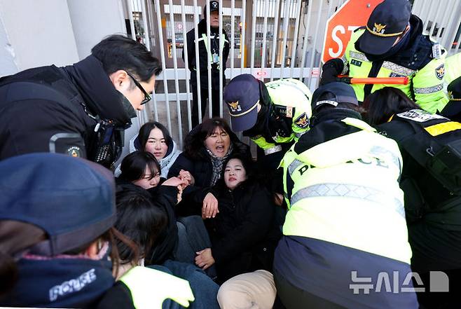 [서울=뉴시스] 김진아 기자 = 한국대학생진보연합(대진연) 대학생들이 10일 서울 종로구 주한미국대사관 앞에서 '한덕수 총리 지지한 미국은 사죄하고, 이재명 범죄인 취급한 발언 취소하고 사과하라'를 외치며 기습시위를 하던 중 경찰에 연행되고 있다. 2025.01.10. bluesoda@newsis.com